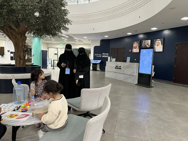 نشاط تفاعلي ومشاركة طلابية في يوم التعليم العالمي في مكتبة الثقافة، مكتبة الدمام العامة، المملكة العربية السعودية، يوم 30  من يناير 2026 ،فعالية تعليمية وثقافية تسلط الضوء على أهمية التعليم ودوره في بناء المجتمعات،  أنشطة معرفية وورش عمل تعليمية، بيئة ثقافية ملهمة تحتفي بالعلم والمعرفة وتدعم التعلم المستدام.