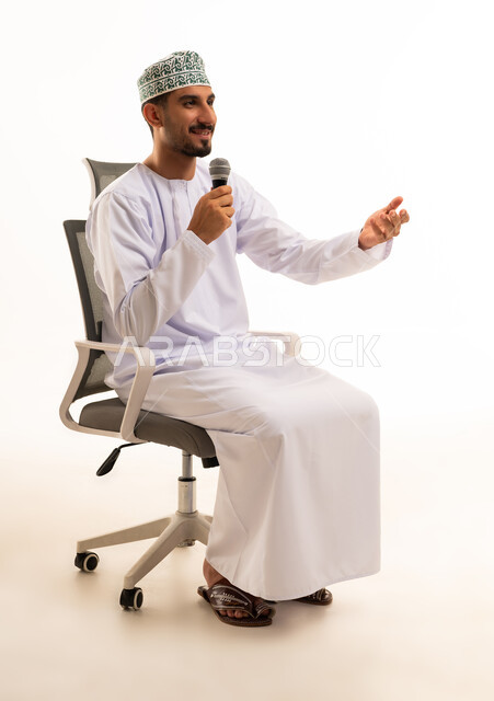 رجل عماني يتحدث في الميكروفون بالزي التقليدي