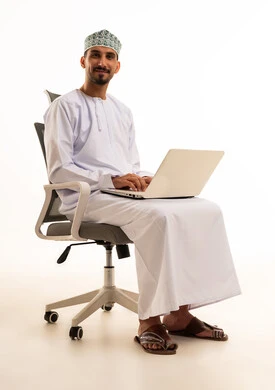 رجل عماني مع لابتوب على خلفية بيضاء