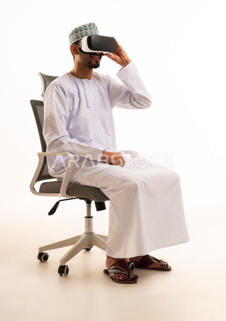 رجل عماني يستخدم نظارة الواقع الافتراضي في المكتب