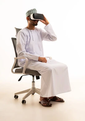 رجل عماني يستخدم نظارة الواقع الافتراضي في المكتب