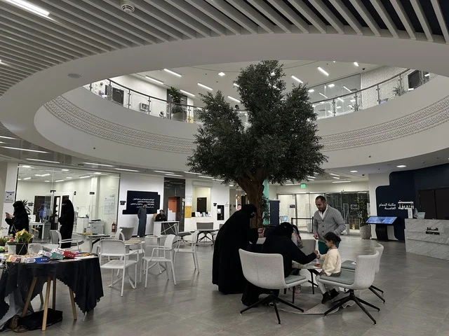 بيئة ثقافية ملهمة تحتفي بالعلم والمعرفة وتدعم التعلم المستدام، يوم التعليم العالمي في مكتبة الثقافة، مكتبة الدمام العامة، المملكة العربية السعودية، يوم 30  من يناير 2026 ، فعالية تعليمية وثقافية تسلط الضوء على أهمية التعليم ودوره في بناء المجتمعات، أنشطة معرفية وورش عمل تعليمية، مشاركات طلابية وحوار تفاعلي.