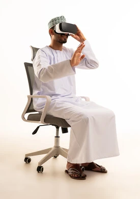 رجل عماني يستخدم نظارة الواقع الافتراضي