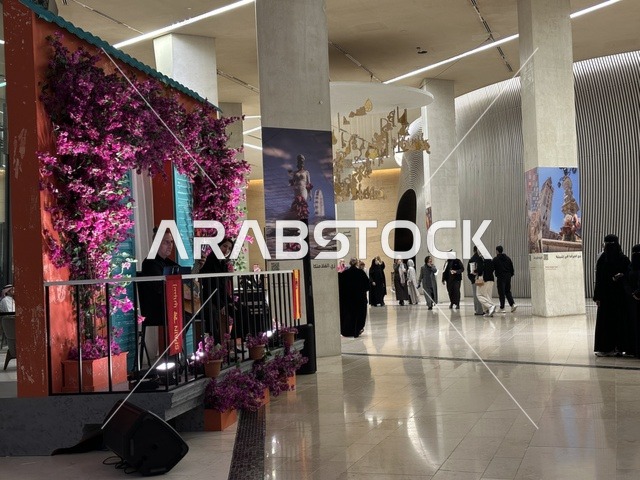 تجمع الزوار امام عرض موسيقي في فعالية شارع أسبانيا في مركز الملك عبدالعزيز الثقافي العالمي "إثراء" بمدينة الظهران في المنطقة الشرقية، المملكة العربية السعودية، يوم 11 من أكتوبر 2025، عروض موسيقية وفنية حية، أنشطة تفاعلية العائلات والأطفال ،رقصات فلامنكو ، مطاعم ومقاهي بطابع اسباني، أجواء احتفالية نابضة بالحياة.