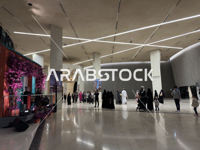 تجمع الزوار امام عرض موسيقي في فعالية شارع أسبانيا في مركز الملك عبدالعزيز الثقافي العالمي "إثراء" بمدينة الظهران في المنطقة الشرقية، المملكة العربية السعودية، يوم 11 من أكتوبر 2025، عروض موسيقية وفنية حية، أنشطة تفاعلية العائلات والأطفال ،رقصات فلامنكو ، مطاعم ومقاهي بطابع اسباني، أجواء احتفالية نابضة بالحياة.