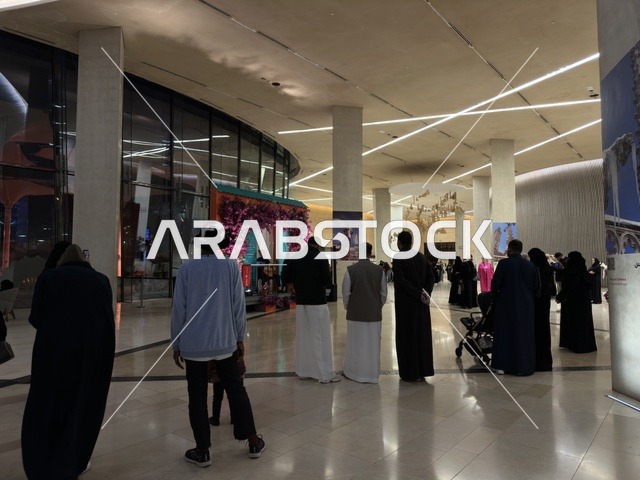 تجمع الزوار امام عرض موسيقي في فعالية شارع أسبانيا في مركز الملك عبدالعزيز الثقافي العالمي "إثراء" بمدينة الظهران في المنطقة الشرقية، المملكة العربية السعودية، يوم 11 من أكتوبر 2025، عروض موسيقية وفنية حية، أنشطة تفاعلية العائلات والأطفال ،رقصات فلامنكو ، مطاعم ومقاهي بطابع اسباني، أجواء احتفالية نابضة بالحياة.