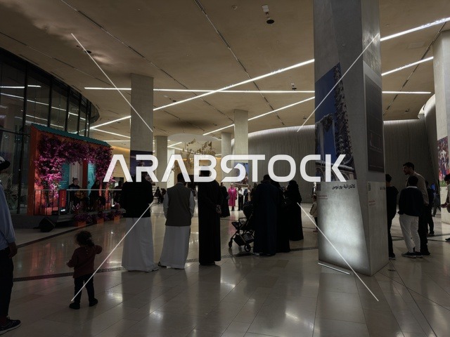 تجمع الزوار امام عرض موسيقي في فعالية شارع أسبانيا في مركز الملك عبدالعزيز الثقافي العالمي "إثراء" بمدينة الظهران في المنطقة الشرقية، المملكة العربية السعودية، يوم 11 من أكتوبر 2025، عروض موسيقية وفنية حية، أنشطة تفاعلية العائلات والأطفال ،رقصات فلامنكو ، مطاعم ومقاهي بطابع اسباني، أجواء احتفالية نابضة بالحياة.