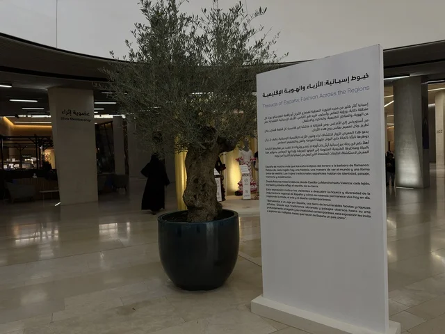 لوحة ارشادية في فعالية شارع أسبانيا في مركز الملك عبدالعزيز الثقافي العالمي "إثراء" بمدينة الظهران في المنطقة الشرقية، المملكة العربية السعودية، يوم 11 من أكتوبر 2025، عروض موسيقية وفنية حية، أنشطة تفاعلية العائلات والأطفال ،رقصات فلامنكو ، مطاعم ومقاهي بطابع اسباني، أجواء احتفالية نابضة بالحياة.