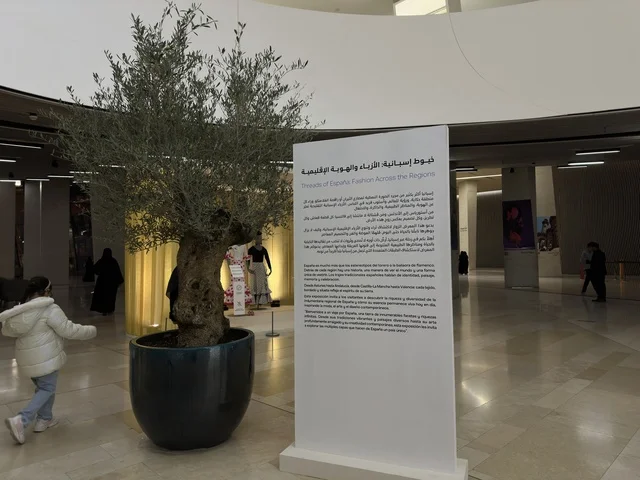 لوحة ارشادية في فعالية شارع أسبانيا في مركز الملك عبدالعزيز الثقافي العالمي "إثراء" بمدينة الظهران في المنطقة الشرقية، المملكة العربية السعودية، يوم 11 من أكتوبر 2025، عروض موسيقية وفنية حية، أنشطة تفاعلية العائلات والأطفال ،رقصات فلامنكو ، مطاعم ومقاهي بطابع اسباني، أجواء احتفالية نابضة بالحياة.