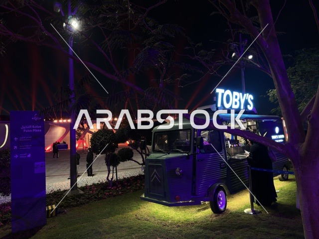 مقهي وكوفي في فعالية شارع أسبانيا في مركز الملك عبدالعزيز الثقافي العالمي "إثراء" بمدينة الظهران في المنطقة الشرقية، المملكة العربية السعودية، يوم 11 من أكتوبر 2025، عروض موسيقية وفنية حية، أنشطة تفاعلية العائلات والأطفال ،رقصات فلامنكو ، مطاعم ومقاهي بطابع اسباني، أجواء احتفالية نابضة بالحياة.