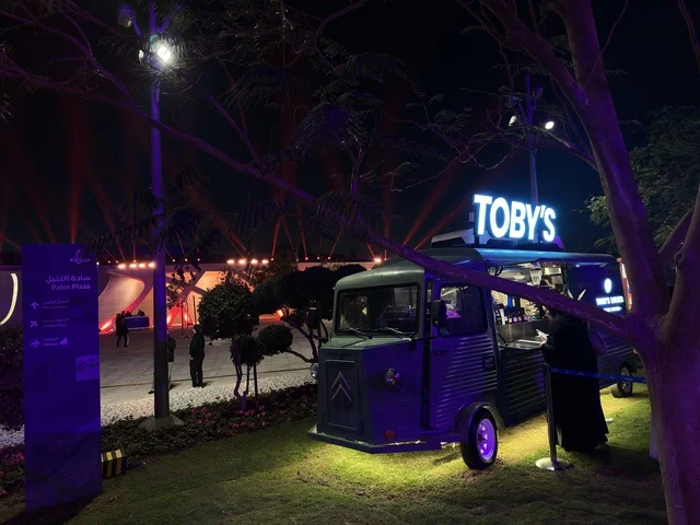 مقهي وكوفي في فعالية شارع أسبانيا في مركز الملك عبدالعزيز الثقافي العالمي "إثراء" بمدينة الظهران في المنطقة الشرقية، المملكة العربية السعودية، يوم 11 من أكتوبر 2025، عروض موسيقية وفنية حية، أنشطة تفاعلية العائلات والأطفال ،رقصات فلامنكو ، مطاعم ومقاهي بطابع اسباني، أجواء احتفالية نابضة بالحياة.