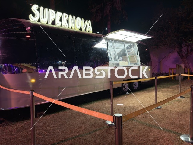 مقهي وكوفي في فعالية شارع أسبانيا في مركز الملك عبدالعزيز الثقافي العالمي "إثراء" بمدينة الظهران في المنطقة الشرقية، المملكة العربية السعودية، يوم 11 من أكتوبر 2025، عروض موسيقية وفنية حية، أنشطة تفاعلية العائلات والأطفال ،رقصات فلامنكو ، مطاعم ومقاهي بطابع اسباني، أجواء احتفالية نابضة بالحياة.