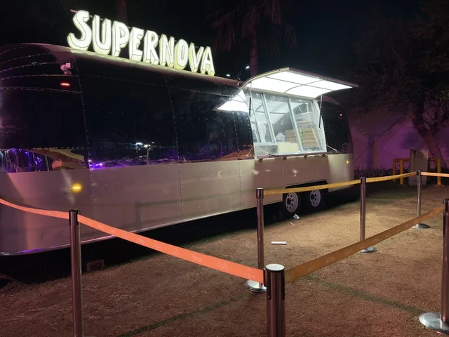 مقهي وكوفي في فعالية شارع أسبانيا في مركز الملك عبدالعزيز الثقافي العالمي "إثراء" بمدينة الظهران في المنطقة الشرقية، المملكة العربية السعودية، يوم 11 من أكتوبر 2025، عروض موسيقية وفنية حية، أنشطة تفاعلية العائلات والأطفال ،رقصات فلامنكو ، مطاعم ومقاهي بطابع اسباني، أجواء احتفالية نابضة بالحياة.