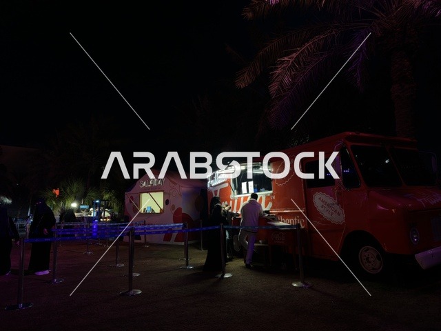 مقهي وكوفي في فعالية شارع أسبانيا في مركز الملك عبدالعزيز الثقافي العالمي "إثراء" بمدينة الظهران في المنطقة الشرقية، المملكة العربية السعودية، يوم 11 من أكتوبر 2025، عروض موسيقية وفنية حية، أنشطة تفاعلية العائلات والأطفال ،رقصات فلامنكو ، مطاعم ومقاهي بطابع اسباني، أجواء احتفالية نابضة بالحياة.