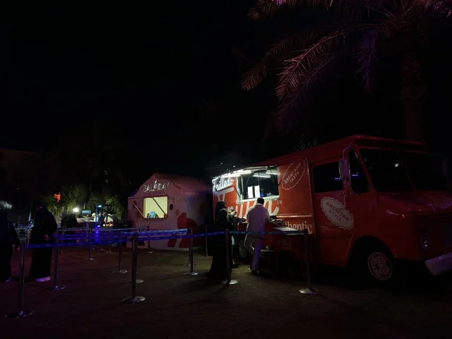 مقهي وكوفي في فعالية شارع أسبانيا في مركز الملك عبدالعزيز الثقافي العالمي "إثراء" بمدينة الظهران في المنطقة الشرقية، المملكة العربية السعودية، يوم 11 من أكتوبر 2025، عروض موسيقية وفنية حية، أنشطة تفاعلية العائلات والأطفال ،رقصات فلامنكو ، مطاعم ومقاهي بطابع اسباني، أجواء احتفالية نابضة بالحياة.