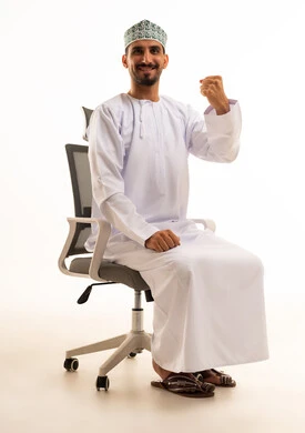 رجل عُماني بالزي التقليدي يحتفل بالنجاح رجل عُماني بالزي التقليدي يحتفل بالنجاح