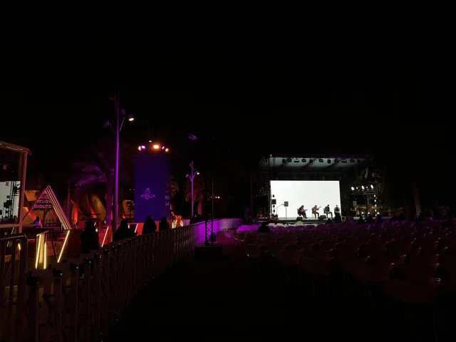 عرض موسيقي فني حي في فعالية شارع أسبانيا في مركز الملك عبدالعزيز الثقافي العالمي "إثراء" بمدينة الظهران في المنطقة الشرقية، المملكة العربية السعودية، يوم 11 من أكتوبر 2025، أنشطة تفاعلية العائلات والأطفال ،رقصات فلامنكو ، مطاعم ومقاهي بطابع اسباني، أجواء احتفالية نابضة بالحياة.