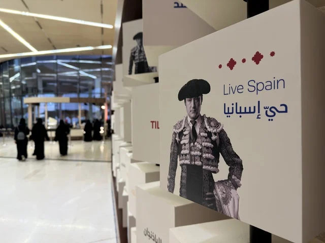 ملصقات فعالية شارع أسبانيا في مركز الملك عبدالعزيز الثقافي العالمي "إثراء" بمدينة الظهران في المنطقة الشرقية، المملكة العربية السعودية، يوم 11 من أكتوبر 2025، أنشطة تفاعلية العائلات والأطفال ،رقصات فلامنكو ، عروض موسيقية وفنية حية، مطاعم ومقاهي بطابع اسباني، أجواء احتفالية نابضة بالحياة.