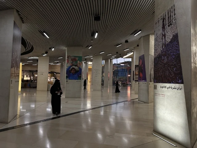 ملصقات فعالية شارع أسبانيا في مركز الملك عبدالعزيز الثقافي العالمي "إثراء" بمدينة الظهران في المنطقة الشرقية، المملكة العربية السعودية، يوم 11 من أكتوبر 2025، أنشطة تفاعلية العائلات والأطفال ،رقصات فلامنكو ، عروض موسيقية وفنية حية، مطاعم ومقاهي بطابع اسباني، أجواء احتفالية نابضة بالحياة.