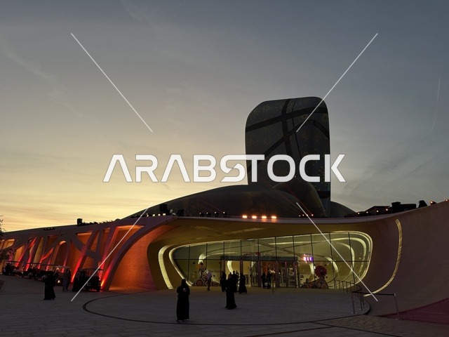 تجمع الزوار فى مركز اثراء ، فعالية شارع أسبانيا في مركز الملك عبدالعزيز الثقافي العالمي "إثراء" بمدينة الظهران في المنطقة الشرقية، المملكة العربية السعودية، يوم 11 من أكتوبر 2025، أنشطة تفاعلية العائلات والأطفال ،رقصات فلامنكو ، عروض موسيقية وفنية حية، مطاعم ومقاهي بطابع اسباني، أجواء احتفالية نابضة بالحياة.