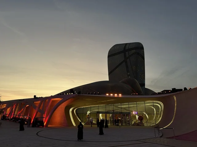 تجمع الزوار فى مركز اثراء ، فعالية شارع أسبانيا في مركز الملك عبدالعزيز الثقافي العالمي "إثراء" بمدينة الظهران في المنطقة الشرقية، المملكة العربية السعودية، يوم 11 من أكتوبر 2025، أنشطة تفاعلية العائلات والأطفال ،رقصات فلامنكو ، عروض موسيقية وفنية حية، مطاعم ومقاهي بطابع اسباني، أجواء احتفالية نابضة بالحياة.