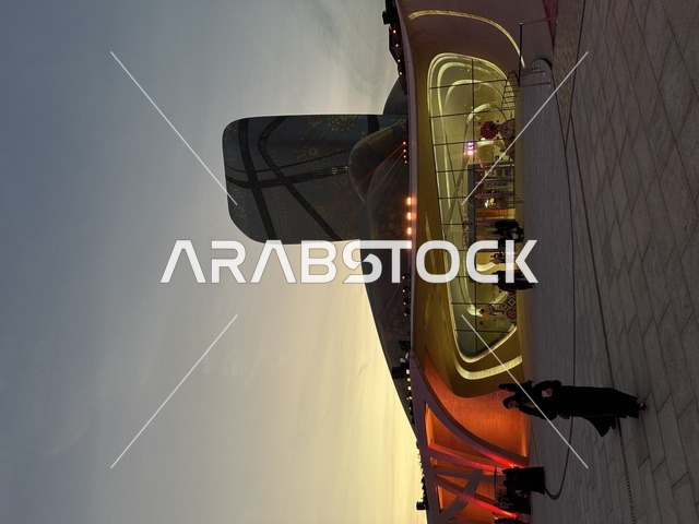 تجمع الزوار فى مركز اثراء ، فعالية شارع أسبانيا في مركز الملك عبدالعزيز الثقافي العالمي "إثراء" بمدينة الظهران في المنطقة الشرقية، المملكة العربية السعودية، يوم 11 من أكتوبر 2025، أنشطة تفاعلية العائلات والأطفال ،رقصات فلامنكو ، عروض موسيقية وفنية حية، مطاعم ومقاهي بطابع اسباني، أجواء احتفالية نابضة بالحياة.