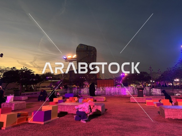 تجمع الزوار فى مركز اثراء ، فعالية شارع أسبانيا في مركز الملك عبدالعزيز الثقافي العالمي "إثراء" بمدينة الظهران في المنطقة الشرقية، المملكة العربية السعودية، يوم 11 من أكتوبر 2025، أنشطة تفاعلية العائلات والأطفال ،رقصات فلامنكو ، عروض موسيقية وفنية حية، مطاعم ومقاهي بطابع اسباني، أجواء احتفالية نابضة بالحياة.