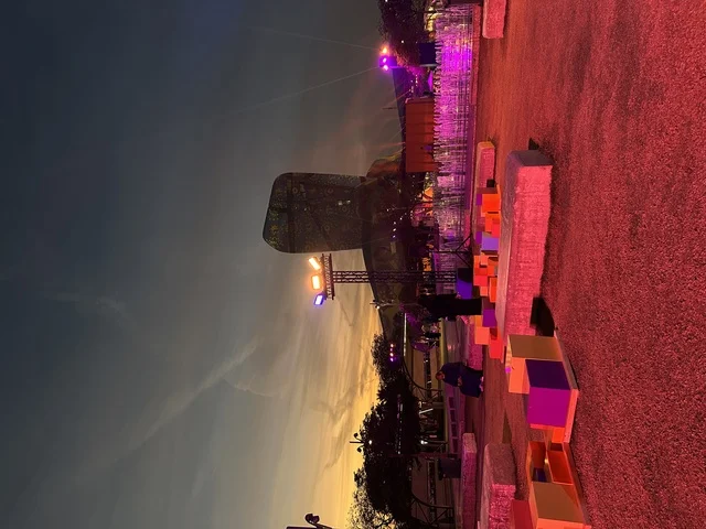 تجمع الزوار فى مركز اثراء ، فعالية شارع أسبانيا في مركز الملك عبدالعزيز الثقافي العالمي "إثراء" بمدينة الظهران في المنطقة الشرقية، المملكة العربية السعودية، يوم 11 من أكتوبر 2025، أنشطة تفاعلية العائلات والأطفال ،رقصات فلامنكو ، عروض موسيقية وفنية حية، مطاعم ومقاهي بطابع اسباني، أجواء احتفالية نابضة بالحياة.