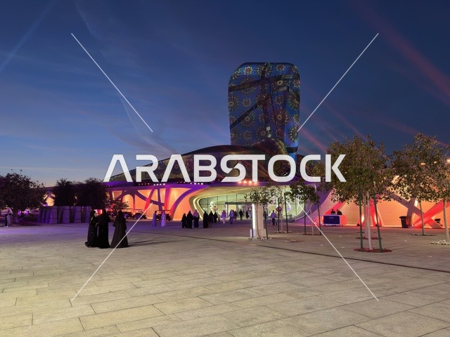 تجمع الزوار فى مركز اثراء ، فعالية شارع أسبانيا في مركز الملك عبدالعزيز الثقافي العالمي "إثراء" بمدينة الظهران في المنطقة الشرقية، المملكة العربية السعودية، يوم 11 من أكتوبر 2025، أنشطة تفاعلية العائلات والأطفال ،رقصات فلامنكو ، عروض موسيقية وفنية حية، مطاعم ومقاهي بطابع اسباني، أجواء احتفالية نابضة بالحياة.