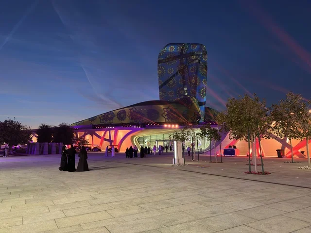 تجمع الزوار فى مركز اثراء ، فعالية شارع أسبانيا في مركز الملك عبدالعزيز الثقافي العالمي "إثراء" بمدينة الظهران في المنطقة الشرقية، المملكة العربية السعودية، يوم 11 من أكتوبر 2025، أنشطة تفاعلية العائلات والأطفال ،رقصات فلامنكو ، عروض موسيقية وفنية حية، مطاعم ومقاهي بطابع اسباني، أجواء احتفالية نابضة بالحياة.