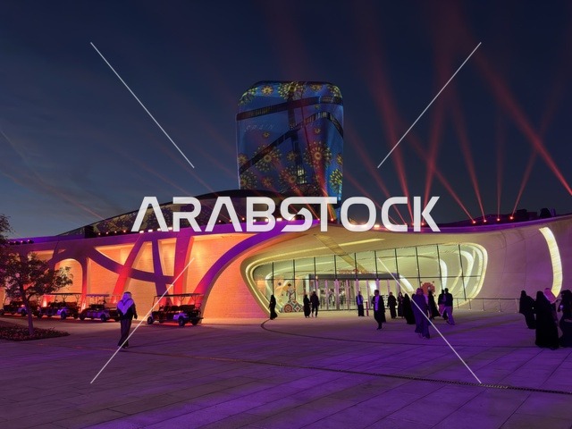 تجمع الزوار فى مركز اثراء ، فعالية شارع أسبانيا في مركز الملك عبدالعزيز الثقافي العالمي "إثراء" بمدينة الظهران في المنطقة الشرقية، المملكة العربية السعودية، يوم 11 من أكتوبر 2025، أنشطة تفاعلية العائلات والأطفال ،رقصات فلامنكو ، عروض موسيقية وفنية حية، مطاعم ومقاهي بطابع اسباني، أجواء احتفالية نابضة بالحياة.