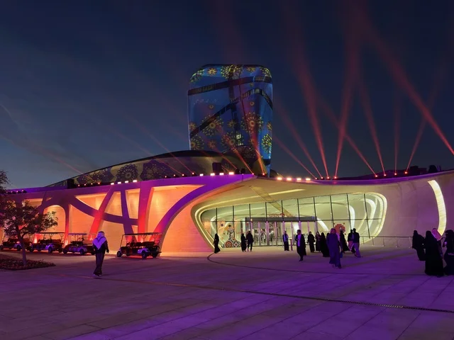 تجمع الزوار فى مركز اثراء ، فعالية شارع أسبانيا في مركز الملك عبدالعزيز الثقافي العالمي "إثراء" بمدينة الظهران في المنطقة الشرقية، المملكة العربية السعودية، يوم 11 من أكتوبر 2025، أنشطة تفاعلية العائلات والأطفال ،رقصات فلامنكو ، عروض موسيقية وفنية حية، مطاعم ومقاهي بطابع اسباني، أجواء احتفالية نابضة بالحياة.