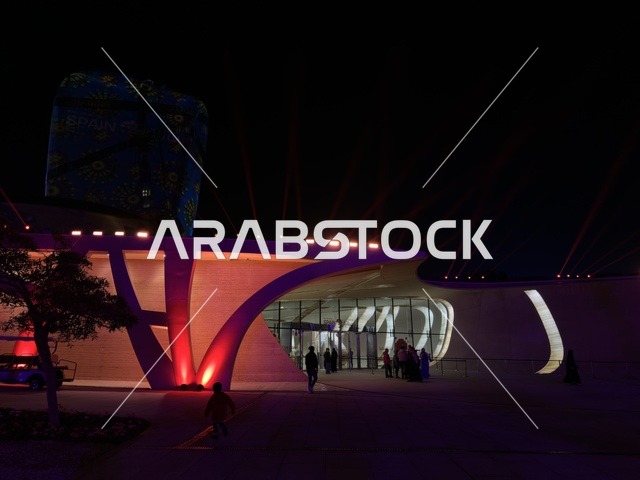 تجمع الزوار فى مركز اثراء ، فعالية شارع أسبانيا في مركز الملك عبدالعزيز الثقافي العالمي "إثراء" بمدينة الظهران في المنطقة الشرقية، المملكة العربية السعودية، يوم 11 من أكتوبر 2025، أنشطة تفاعلية العائلات والأطفال ،رقصات فلامنكو ، عروض موسيقية وفنية حية، مطاعم ومقاهي بطابع اسباني، أجواء احتفالية نابضة بالحياة.