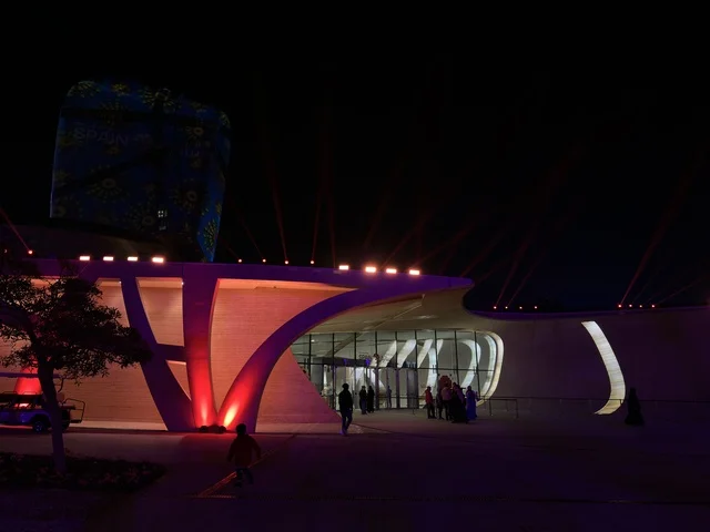 تجمع الزوار فى مركز اثراء ، فعالية شارع أسبانيا في مركز الملك عبدالعزيز الثقافي العالمي "إثراء" بمدينة الظهران في المنطقة الشرقية، المملكة العربية السعودية، يوم 11 من أكتوبر 2025، أنشطة تفاعلية العائلات والأطفال ،رقصات فلامنكو ، عروض موسيقية وفنية حية، مطاعم ومقاهي بطابع اسباني، أجواء احتفالية نابضة بالحياة.