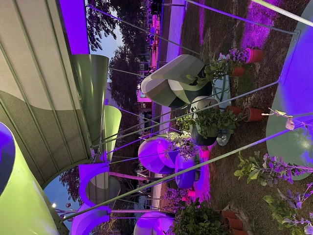 مكان للاستراحه في فعالية شارع أسبانيا في مركز الملك عبدالعزيز الثقافي العالمي "إثراء" بمدينة الظهران في المنطقة الشرقية، المملكة العربية السعودية، يوم 11 من أكتوبر 2025، أنشطة تفاعلية العائلات والأطفال ،رقصات فلامنكو ، عروض موسيقية وفنية حية، مطاعم ومقاهي بطابع اسباني، أجواء احتفالية نابضة بالحياة.