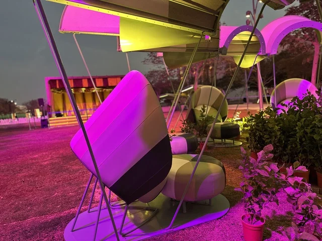 مكان للاستراحه في فعالية شارع أسبانيا في مركز الملك عبدالعزيز الثقافي العالمي "إثراء" بمدينة الظهران في المنطقة الشرقية، المملكة العربية السعودية، يوم 11 من أكتوبر 2025، أنشطة تفاعلية العائلات والأطفال ،رقصات فلامنكو ، عروض موسيقية وفنية حية، مطاعم ومقاهي بطابع اسباني، أجواء احتفالية نابضة بالحياة.