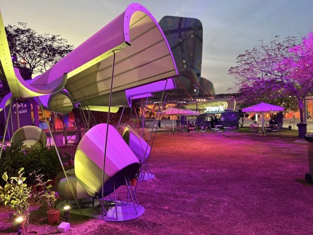 مكان للاستراحه في فعالية شارع أسبانيا في مركز الملك عبدالعزيز الثقافي العالمي "إثراء" بمدينة الظهران في المنطقة الشرقية، المملكة العربية السعودية، يوم 11 من أكتوبر 2025، أنشطة تفاعلية العائلات والأطفال ،رقصات فلامنكو ، عروض موسيقية وفنية حية، مطاعم ومقاهي بطابع اسباني، أجواء احتفالية نابضة بالحياة.