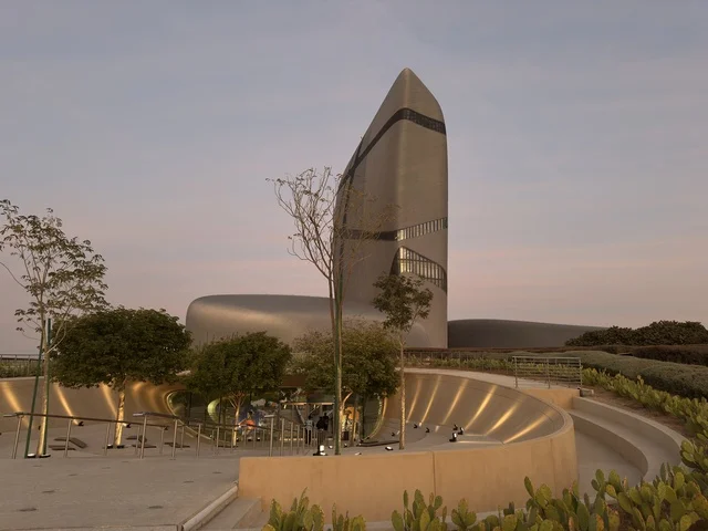 التصميم الخارجي لمركز اثراء ، فعالية شارع أسبانيا في مركز الملك عبدالعزيز الثقافي العالمي "إثراء" بمدينة الظهران في المنطقة الشرقية، المملكة العربية السعودية، يوم 11 من أكتوبر 2025، أنشطة تفاعلية العائلات والأطفال ،رقصات فلامنكو ، عروض موسيقية وفنية حية، مطاعم ومقاهي بطابع اسباني، أجواء احتفالية نابضة بالحياة.