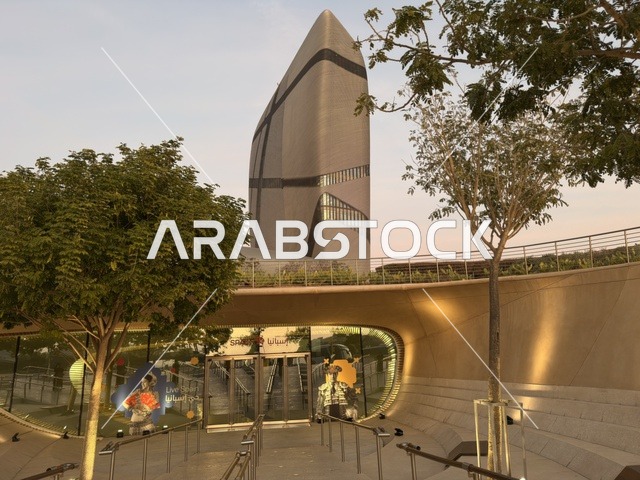 التصميم الخارجي لمركز اثراء ، فعالية شارع أسبانيا في مركز الملك عبدالعزيز الثقافي العالمي "إثراء" بمدينة الظهران في المنطقة الشرقية، المملكة العربية السعودية، يوم 11 من أكتوبر 2025، أنشطة تفاعلية العائلات والأطفال ،رقصات فلامنكو ، عروض موسيقية وفنية حية، مطاعم ومقاهي بطابع اسباني، أجواء احتفالية نابضة بالحياة.