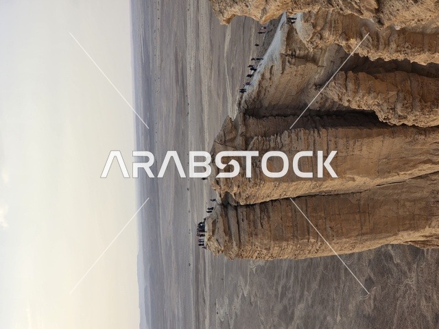 معالم تاريخية، الجبال والمرتفعات الصخرية، القمم الصخرية، المناطق الصحراوية، حافة العالم، جبال طويق في نجد في المملكة العربية السعودية، السياحة في السعودية، السياحه في المملكه العربيه السعوديه