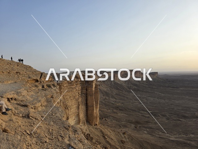 المناطق الصحراوية، حافة العالم، جبال طويق في نجد في المملكة العربية السعودية، الجبال والمرتفعات الصخرية، القمم الصخرية، معالم تاريخية، السياحة في السعودية، السياحه في المملكه العربيه السعوديه
