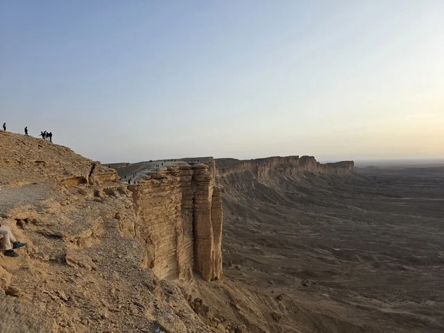 المناطق الصحراوية، حافة العالم، جبال طويق في نجد في المملكة العربية السعودية، الجبال والمرتفعات الصخرية، القمم الصخرية، معالم تاريخية، السياحة في السعودية، السياحه في المملكه العربيه السعوديه