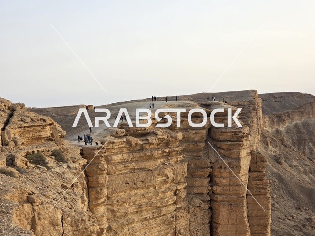 حافة العالم، جبال طويق في نجد في المملكة العربية السعودية، المناطق الصحراوية، الجبال والمرتفعات الصخرية، القمم الصخرية، معالم تاريخية، السياحة في السعودية، السياحه في المملكه العربيه السعوديه