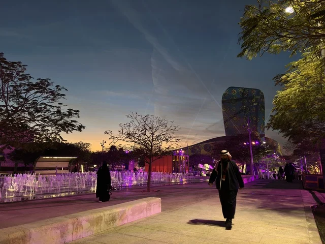 نافورة مياه  بفعالية شارع أسبانيا في مركز الملك عبدالعزيز الثقافي العالمي "إثراء" بمدينة الظهران في المنطقة الشرقية، المملكة العربية السعودية، يوم 11 من أكتوبر 2025، أنشطة تفاعلية العائلات والأطفال ،رقصات فلامنكو ، عروض موسيقية وفنية حية، مطاعم ومقاهي بطابع اسباني، أجواء احتفالية نابضة بالحياة.