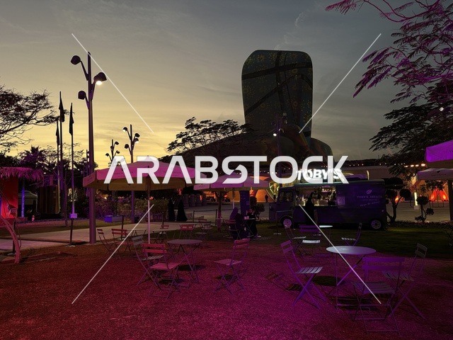 كوفي ومقهي بفعالية شارع أسبانيا في مركز الملك عبدالعزيز الثقافي العالمي "إثراء" بمدينة الظهران في المنطقة الشرقية، المملكة العربية السعودية، يوم 11 من أكتوبر 2025، أنشطة تفاعلية العائلات والأطفال ،رقصات فلامنكو ، عروض موسيقية وفنية حية، مطاعم ومقاهي بطابع اسباني، أجواء احتفالية نابضة بالحياة.