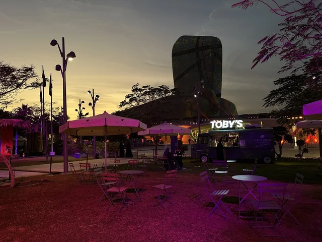 كوفي ومقهي بفعالية شارع أسبانيا في مركز الملك عبدالعزيز الثقافي العالمي "إثراء" بمدينة الظهران في المنطقة الشرقية، المملكة العربية السعودية، يوم 11 من أكتوبر 2025، أنشطة تفاعلية العائلات والأطفال ،رقصات فلامنكو ، عروض موسيقية وفنية حية، مطاعم ومقاهي بطابع اسباني، أجواء احتفالية نابضة بالحياة.