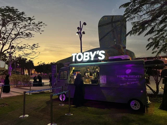 كوفي ومقهي بفعالية شارع أسبانيا في مركز الملك عبدالعزيز الثقافي العالمي "إثراء" بمدينة الظهران في المنطقة الشرقية، المملكة العربية السعودية، يوم 11 من أكتوبر 2025، أنشطة تفاعلية العائلات والأطفال ،رقصات فلامنكو ، عروض موسيقية وفنية حية، مطاعم ومقاهي بطابع اسباني، أجواء احتفالية نابضة بالحياة.