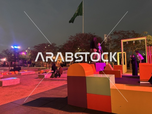 تجمع الزوار فى مركز اثراء ، فعالية شارع أسبانيا في مركز الملك عبدالعزيز الثقافي العالمي "إثراء" بمدينة الظهران في المنطقة الشرقية، المملكة العربية السعودية، يوم 11 من أكتوبر 2025، أنشطة تفاعلية العائلات والأطفال ،رقصات فلامنكو ، عروض موسيقية وفنية حية، مطاعم ومقاهي بطابع اسباني، أجواء احتفالية نابضة بالحياة.