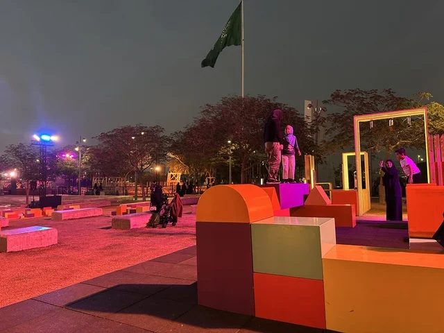 تجمع الزوار فى مركز اثراء ، فعالية شارع أسبانيا في مركز الملك عبدالعزيز الثقافي العالمي "إثراء" بمدينة الظهران في المنطقة الشرقية، المملكة العربية السعودية، يوم 11 من أكتوبر 2025، أنشطة تفاعلية العائلات والأطفال ،رقصات فلامنكو ، عروض موسيقية وفنية حية، مطاعم ومقاهي بطابع اسباني، أجواء احتفالية نابضة بالحياة.