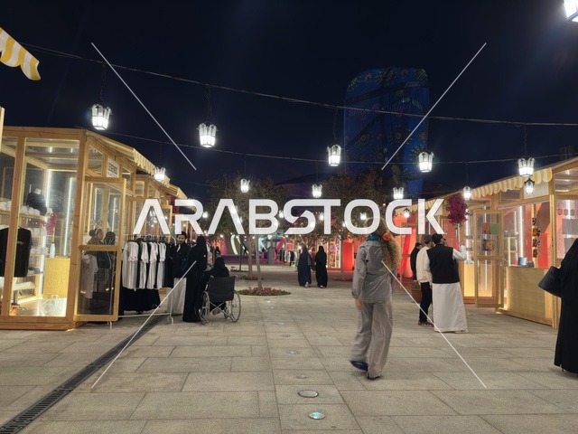 تجمع الزوار فى مركز اثراء ، فعالية شارع أسبانيا في مركز الملك عبدالعزيز الثقافي العالمي "إثراء" بمدينة الظهران في المنطقة الشرقية، المملكة العربية السعودية، يوم 11 من أكتوبر 2025، أنشطة تفاعلية العائلات والأطفال ،رقصات فلامنكو ، عروض موسيقية وفنية حية، مطاعم ومقاهي بطابع اسباني، أجواء احتفالية نابضة بالحياة.